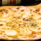 クアトロフォルマッジ（４種チーズ）のピッツァ