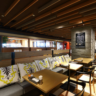 大人気！ピッツァ窯が見えるソファ席！