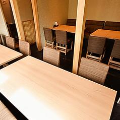 落ち着いた雰囲気の店内で、旬の味覚や美酒をお楽しみいただけます。メインのテーブル席フロアには、全20席をご用意。お仕事帰りのお食事やご友人との飲み会、各種ご宴会などにお気軽にご利用ください。
