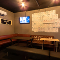 店内には、座り心地のよいソファー席をご用意しております。リラックスできる空間で、お仲間たちと楽しく会話を楽しむのに最適です☆ソファーに腰を下ろしながら、ドリンクを片手にゆったりとした時間をお過ごしいただけます♪また、モニターも設置されているので、カラオケやスポーツ観戦などを楽しむことも可能です◎