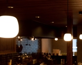 和モダンで温かみのある店内でおくつろぎください♪古民家を改装した温かみのある空間はデートや女子会にもぴったりです。心安らぐひとときをお過ごしください。