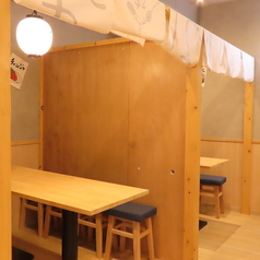 暖簾をおろして半個室も可能！他の映えネオンのお店に比べ、落ち着いた店内の雰囲気となっております。＃名古屋＃栄＃伏見＃裏路地＃誕生日＃記念日＃ネオン＃海鮮＃肉寿司＃デート＃大衆酒場＃出世サワー＃ボトルキープ＃深夜営業＃個室＃飲み放題