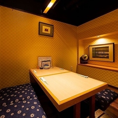 足元がゆったりしているため寛げる掘りごたつ席半個室。4名様用を4部屋完備しています。各テーブルの間をロールスクリーンで仕切ることやレイアウトの変更も可能です。最大２０名様までご利用可能です。和やかな雰囲気の空間は、会社宴会や友人同士の飲み会に最適です。