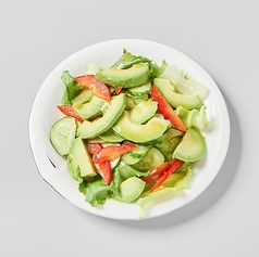 オリーブオイルをかけたサラダ。