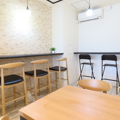 合計26席の2階フロア♪4名テーブルをメインにご用意◎カウンターを14席ご用意しておりますので、お一人様も大歓迎です。ご友人やご家族様ともランチやお仕事終わりの飲み会の場にも是非◎
