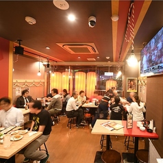 入口入って左側は大きな窓があり、カープロードを見下ろせるお席。こちらの席にも大きなテレビを設置しており、カープの試合は放送中！少人数のグループにおすすめのお席です。４名がけのテーブルは連結できるので10名～16名くらいのお集まりにも対応できます。