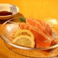 料理メニュー写真&nbsp;炙りサーモン刺し/新鮮！ゴマかんぱち