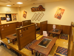 【お座敷席：5×3】当店のお座敷席は5名様用が3卓あり、会社仲間とのサク飲みや宴会、歓送迎会などに最適です♪ゆったりとしたスペースで、楽しい時間をお過ごしいただけます。絶品のお好み焼きやもんじゃとお酒を、心ゆくまでご堪能くださいませ！