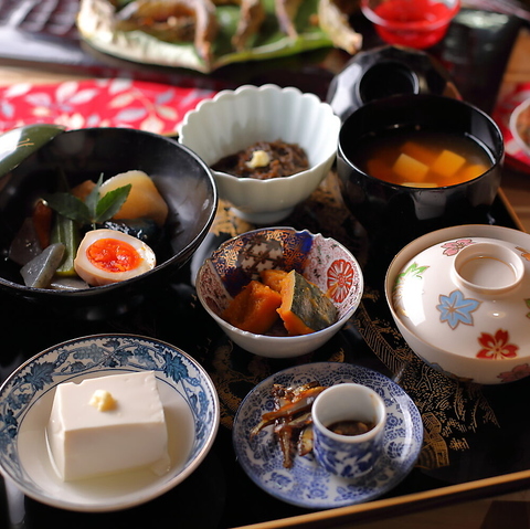 田舎ならではの昼食のもてなしと棚田の自由散策をお楽しみください。