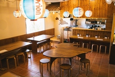 テーブル席(6名)：グループ向け伊良部島型カウンター：少人数orおひとり様向け