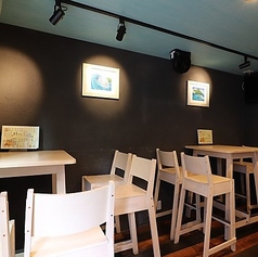 お店の入り口近くに位置するお席は、野毛の街の賑わいと店内の活気が混ざり合う、非常にエネルギッシュな空間です。ふらっと立ち寄りやすく、開放的な気分で一杯楽しむのに最適。外の風を感じながら、冷えたビールと熱々のスキレット料理を味わえば、野毛飲みの醍醐味を存分に体感できること間違いありません。