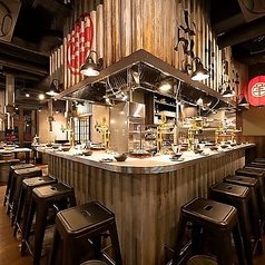 屋台を思わせる灯りのもと、臨場感溢れるカウンター席で自慢のお肉とお酒をお楽しみ下さいませ♪カウンターキッチンのライブ感がお料理をさらに美味しく引き立てます！少人数様でのご利用大歓迎！ちょい飲みやデートに♪