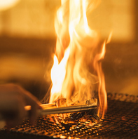 【薪焼き】藁焼きのような燻香が魅力のナラ薪で豪快に。