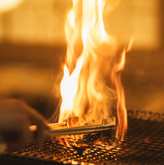 【薪焼き】藁焼きのような燻香が魅力のナラ薪で豪快に。