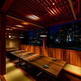 夜景が見えるテーブル席(2～22名様)最大22名様までご着席可能な半個室。和モダンのオシャレな雰囲気が心地よい空間です。法事のお集まりや、会社宴会、打ち上げ、同窓会など、大人数でのご利用にぴったり。プライベート感満載の半個室としても使えて、ゆったり寛いでお過ごしください。