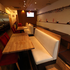 レイアウト変更も可能◎グループ利用に便利なテーブル席 店内のテーブル席は、人数に合わせてレイアウトを調整することも可能です。4名様以上のグループでのご利用や、ちょっとしたお集まりにも柔軟に対応いたします。明るい店内で賑やかなひとときをどうぞ。