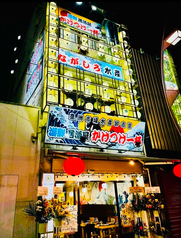 当店は新築の建物にあり、全112席と広々とした清潔感あふれる空間が自慢です。1階から4階まで、各フロアは異なる雰囲気を持ちながらも、一貫して快適さを追求したデザイン。柔らかな照明と木目調のインテリアが、落ち着いた雰囲気を演出します。初めての方でも気軽に訪れやすい温かみのある空間を提供します。