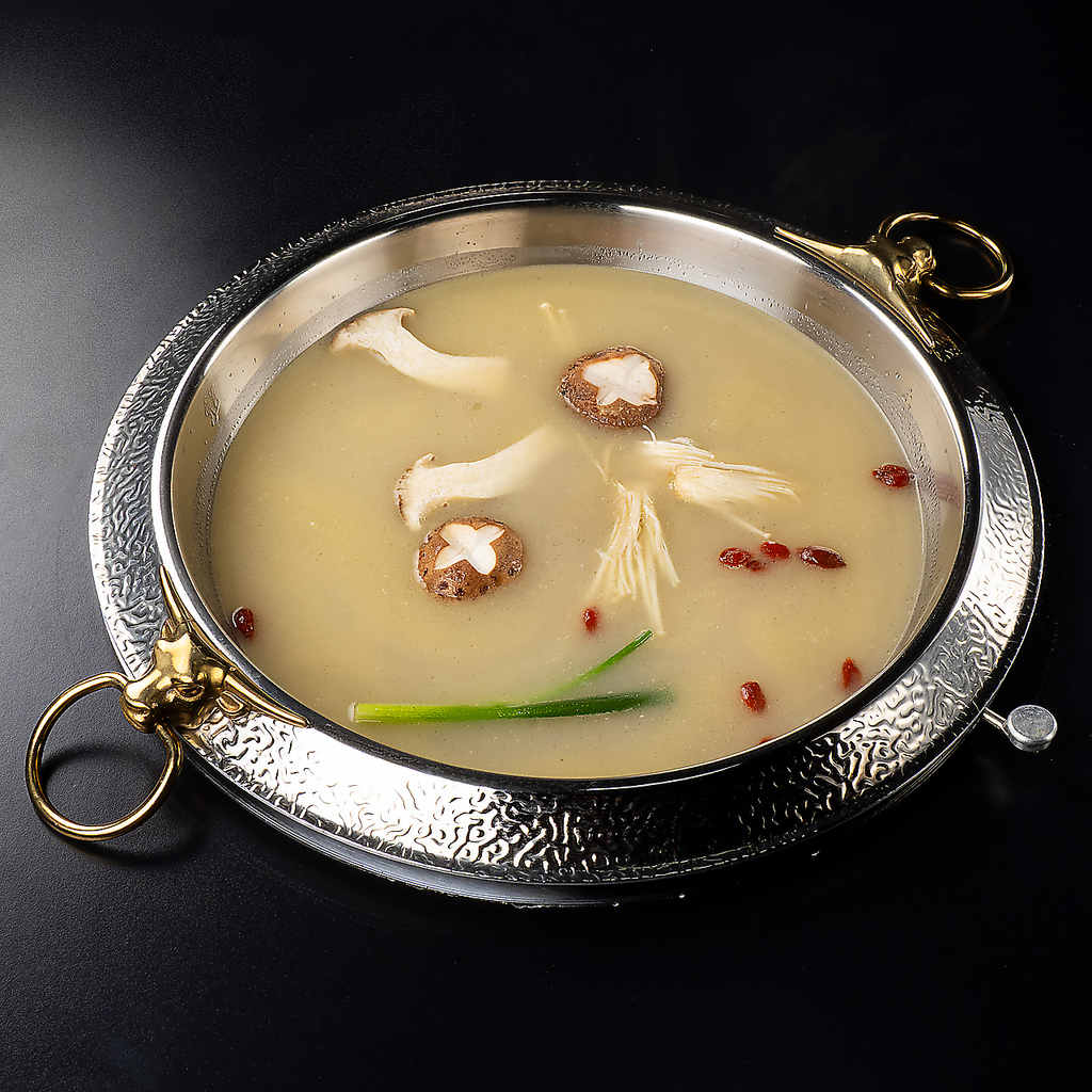 【種類豊富なスープ】キノコスープや豚骨・トマトなど、お好みのスープで本格火鍋をお楽しみください