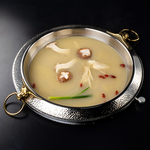 【種類豊富なスープ】キノコスープや豚骨・トマトなど、お好みのスープで本格火鍋をお楽しみください