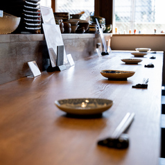 お出汁の芳醇な香りと調理の音が心地よく響くカウンターは、五感でお店を堪能できる特等席です。職人との会話を楽しんだり、目の前に並ぶ彩り豊かなおばんざいから次の一皿を選んだりと、楽しみ方は自由自在。都会の喧騒を忘れ、美酒と共に一日の疲れを癒やす。そんな自分へのご褒美にふさわしい、温かな時間が流れます。