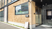博多駅博多口から徒歩8分の場所に位置する当店は、アクセスが良くお集まりに便利です。お店はビルの1階にあり、初めての方でも迷わずスムーズにご来店いただけます。専用駐車場はございませんが、近隣に100円パーキングが充実しているため、お車でお越しの方も安心してゆっくりとお食事をお愉しみいただけます。