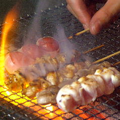 備長炭で焼き上げる絶品の串焼きに舌鼓を打つ。