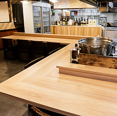 【カウンター：8席】入口側のローカウンター席。仕事帰りなどに立ち寄って、ひとり飲みされる方におすすめ◎オープンキッチンなので、目の前には大鍋があり迫力満点！