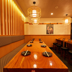 《10~15名様向け》全席喫煙可能です◎10名様から15名様程度の中規模のご宴会に最適なお席をご用意しております。当店は全席喫煙可能のなっております。ご友人同士でのお食事会、ご親族の会食まで、各種お集まりに幅広くご利用いただけます。お席のご相談など、お気軽にお問い合わせください。