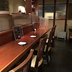 L字カウンター、椅子はテーブル席と同じ高さです。