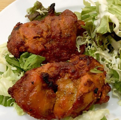 本場のスパイスが詰まった「チキン」はおつまみの定番