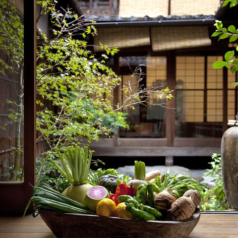 心地よい空間の中、根菜を中心とした中国の家庭料理や京野菜を取り入れた料理を堪能♪