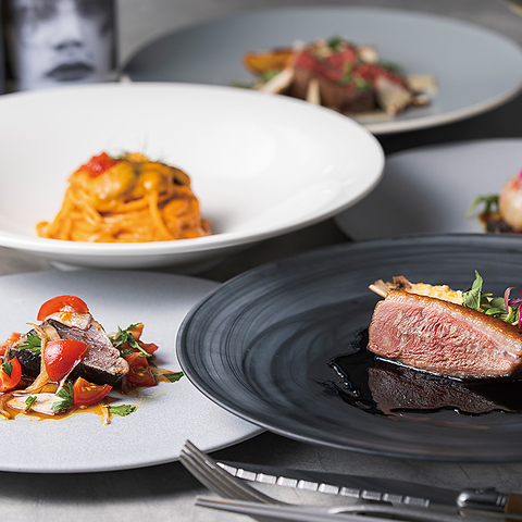 洗練された席空間と開放感あるオープンキッチン。ここでしか味わえない食体験！