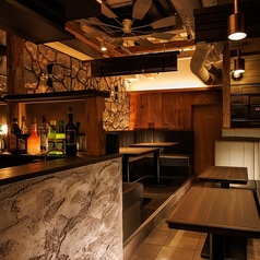 ソファーテーブルのお席は、4名様と5名様のお席がございます。暖簾の仕切りで半個室の空間でお食事をお楽しみいただくことも可能です。