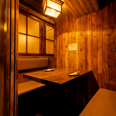 少人数様向けテーブル席！お仕事帰りの一杯や、デートなどにも気軽に使えるお席です！人数様に合わせてレイアウト変更可能です◎当日予約・お席のみのご予約も大歓迎ですのでお気軽にご来店ください！席のみ予約にもお得なクーポンを多数ご用意しております！ぜひご利用ください★