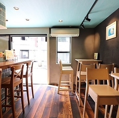 野毛の街の喧騒を少し離れつつも、窓の外に流れる街の空気を感じられるお席です。明るい時間帯の昼飲みでは開放感を、夜には野毛らしい情緒ある風景を楽しみながら、自慢のドリンクと料理を堪能できます。季節ごとの街の移ろいを感じながら、リラックスした気分でお酒を進められる、リピーターの方にも人気のお席です。