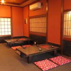 お座敷席4名席を4卓ご用意！足を伸ばしてくつろげるお座敷席は、ご家族でのお食事や気の合う仲間との集まりにおすすめ♪小さなお子様連れでも安心して利用でき、落ち着いた雰囲気の中でゆったりと食事や会話を楽しめます◎日常使いからちょっとした集まりまで幅広く対応できるお席♪