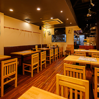 清潔感たっぷりの賑やかな明るい店内