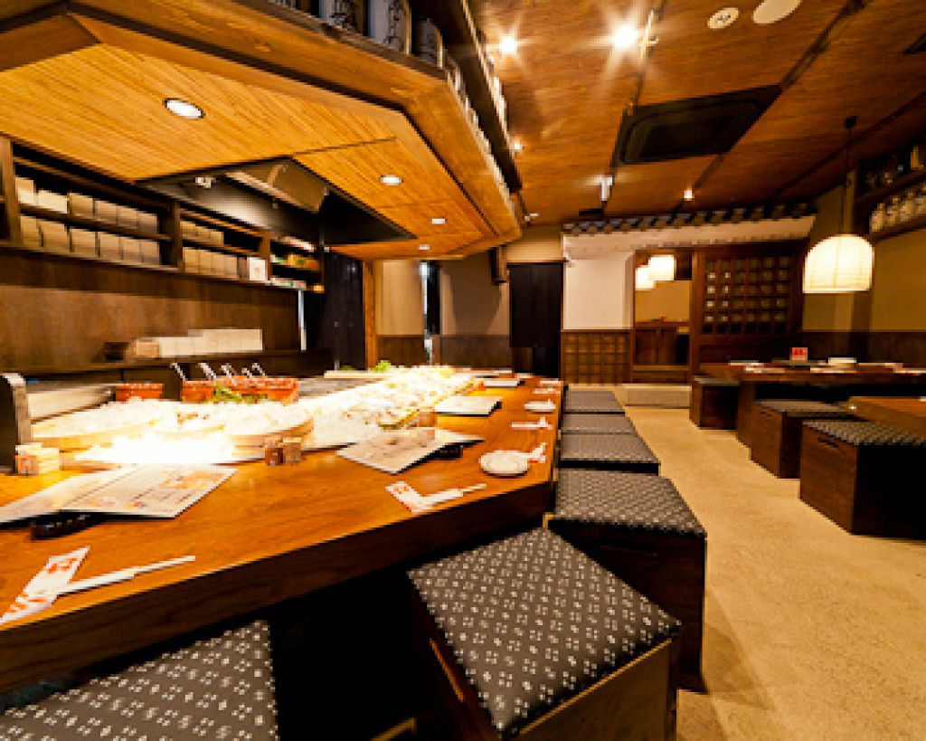 目の前で豪快に焼き上げるカウンター席は炉ばたの醍醐味