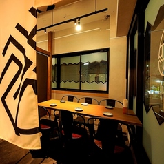 ●半個室席●ご利用人数に合わせて「のれん・ロールスクリーン」で仕切ることが可能で2名様から14名様迄対ご応可能です。15名様以上のご予約もご相談ください♪