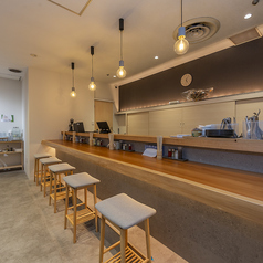一見カフェのような明るく洗練されたカウンター席は全5席♪お仕事帰りのサクッと飲みや日常の食事はもちろん、大切な方とのデートにも最適な特等席です◎ゆったりとした距離感で、誕生日や記念日のお祝いにもぴったり。歴史ある伝統の味に舌鼓を打ちながら、お二人だけの特別な時間をオシャレに演出いたします!