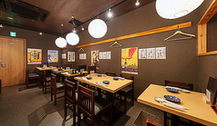 2名掛けのテーブルのお席は3卓ご用意しております。店内は落ち着いた雰囲気でゆったり寛げる空間です。お一人様、カップル、ご友人同士、会社のお仲間など、様々なシーンにてご利用しやすいお店となっております!また、西鉄大橋駅より徒歩2分とアクセスも抜群◎お仕事帰りにもお立ち寄りやすい便利な立地にございます!