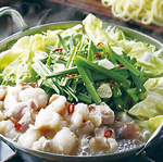 博多名物モツ鍋(一人前１８００円)　大人気！懇親一品をご賞味下さい…