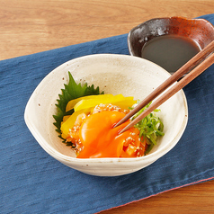 国産サーモンとたくあんのユッケ
