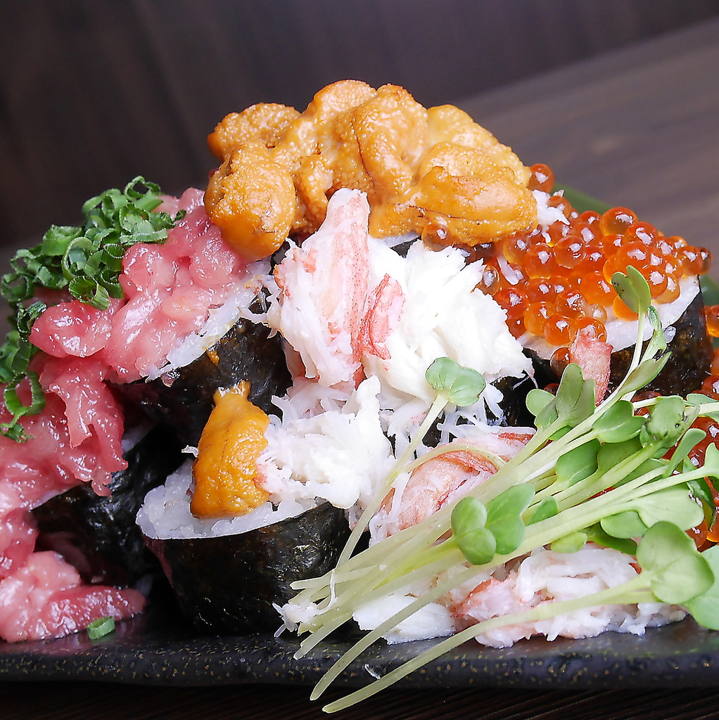 大人気！ネタがこぼれるほどの豪快こぼれ寿司！