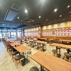 テーブル席は2名様から8名様まで、幅広くご用意しております。少人数から大人数の宴会まで、ぜひお任せください！