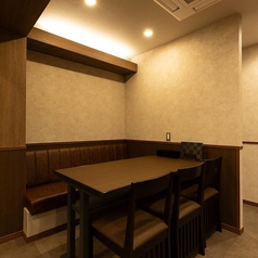 6名様までご利用できるテーブル席。各テーブルにコンセントを完備しておりますので、ごゆっくりお過ごしください。