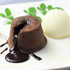 【カカオバリー社のチョコレートを使ったおすすめメニュー！】菜々や特製フォンダンショコラの写真