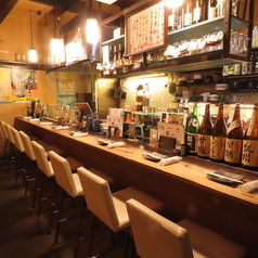 店主と気さくに話しができるカウンター席です。
