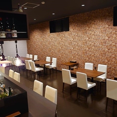 木の温もり溢れるテーブルと清潔感のある白い椅子が、心地よいひとときを演出。ご家族での団らんや友人とのお食事など、幅広いシーンに対応可能です。アットホームな雰囲気の中で、自慢のお肉を心ゆくまでご堪能ください。