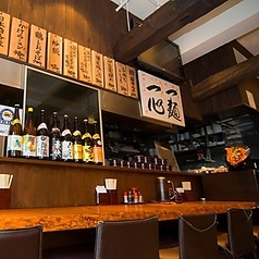 【カウンター:5席】木の温もりを感じるカウンター席。調理している様子を間近で観ることができるお席でもあります!落ち着いた雰囲気のお店ですので、お一人様も気軽に立ち寄って、お酒やお食事を楽しめます。ランチ営業もしておりますので、お昼ごはんを食べたいときにも◎